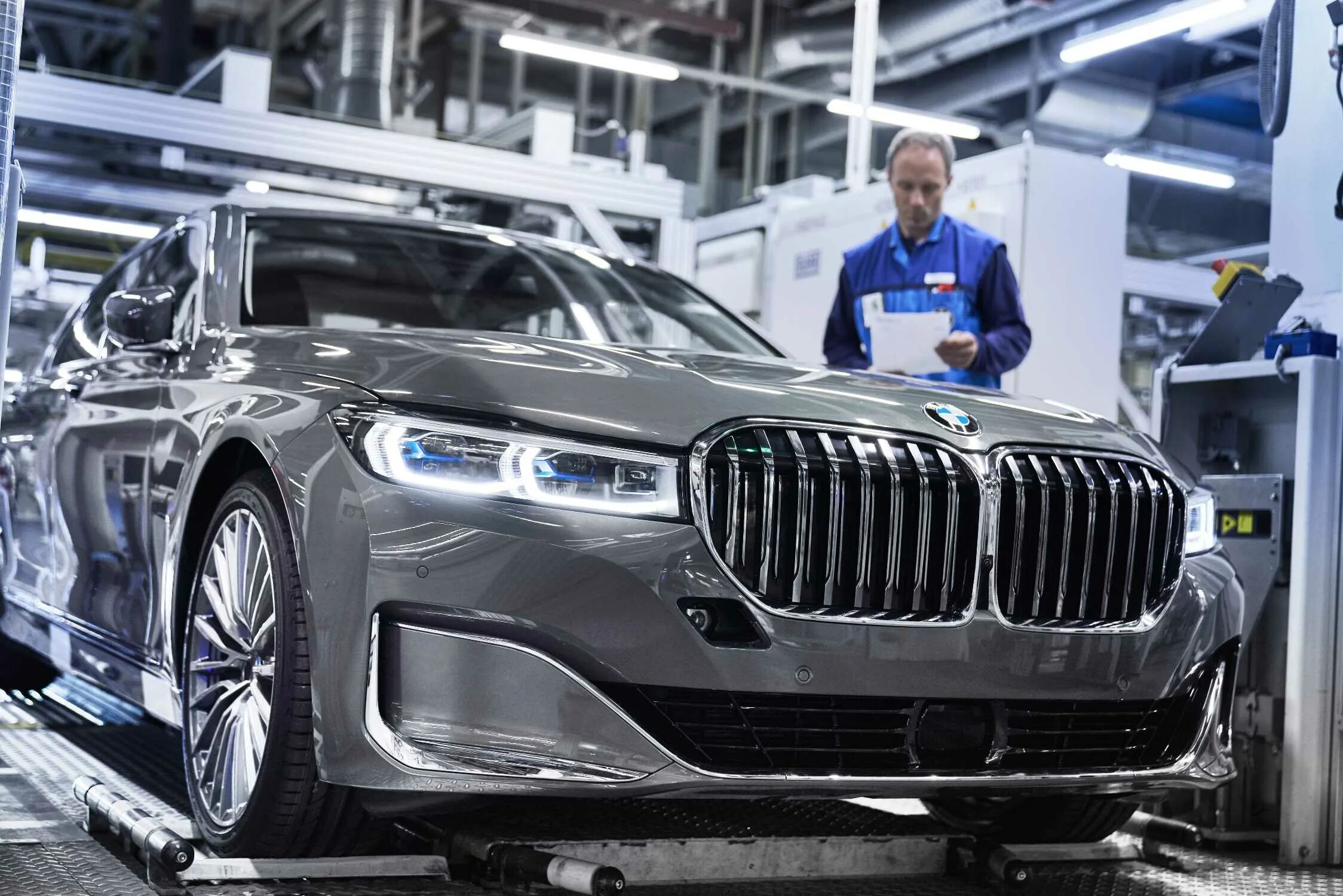 Сборка 2020 года. BMW 7 Series 2020. Автозавод БМВ 760. BMW 7 Series 2022. BMW конвейер 7 Series.