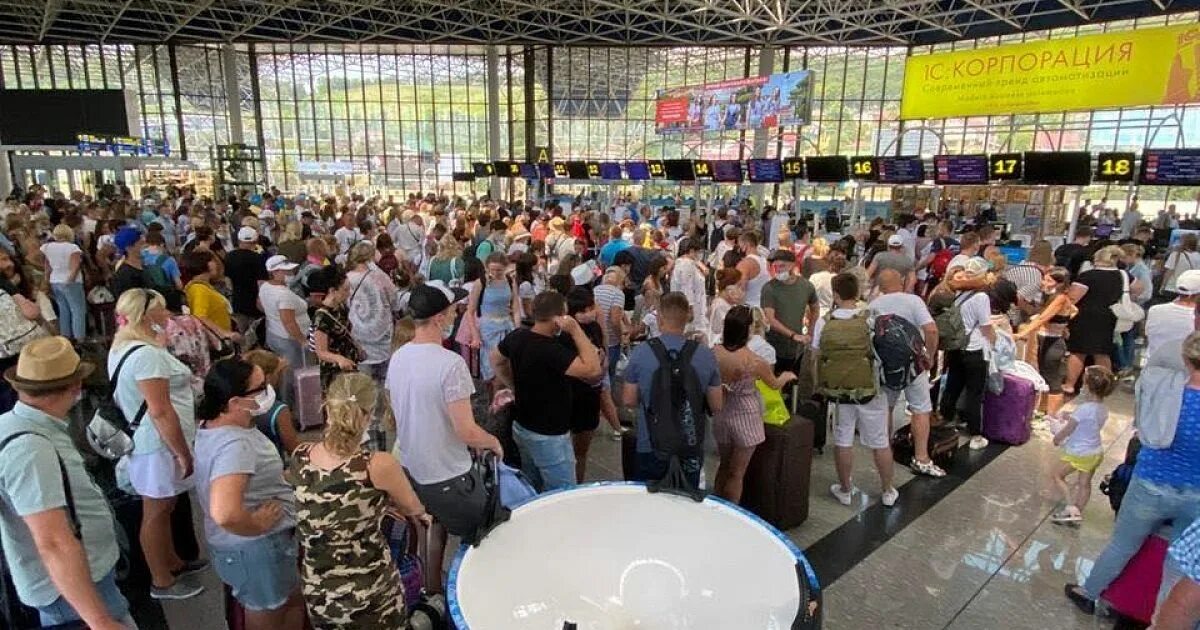 Очередь на регистрацию аэропорт сочи. Очереди в аэропорту сочи. Очереди в аэропорту сочи. Очередь в аэропорту. Столпотворение в аэропорту сочи.