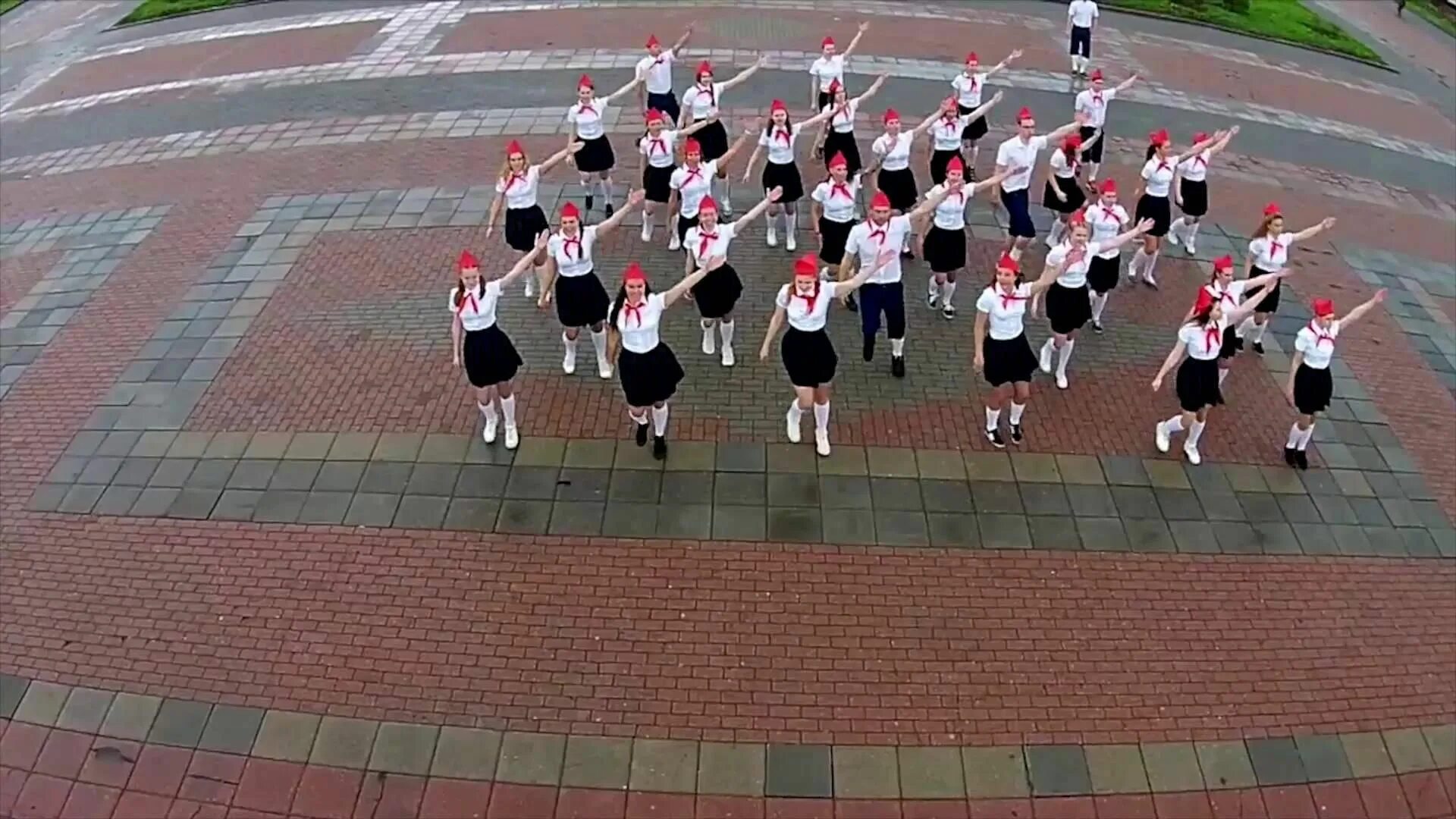 Флэшмоб на воробьевых горах. Флешмоб на воробьёвых горах москва. Флешмоб на воробьёвых горах москва. На воробьевых горах флешмоб. 02.