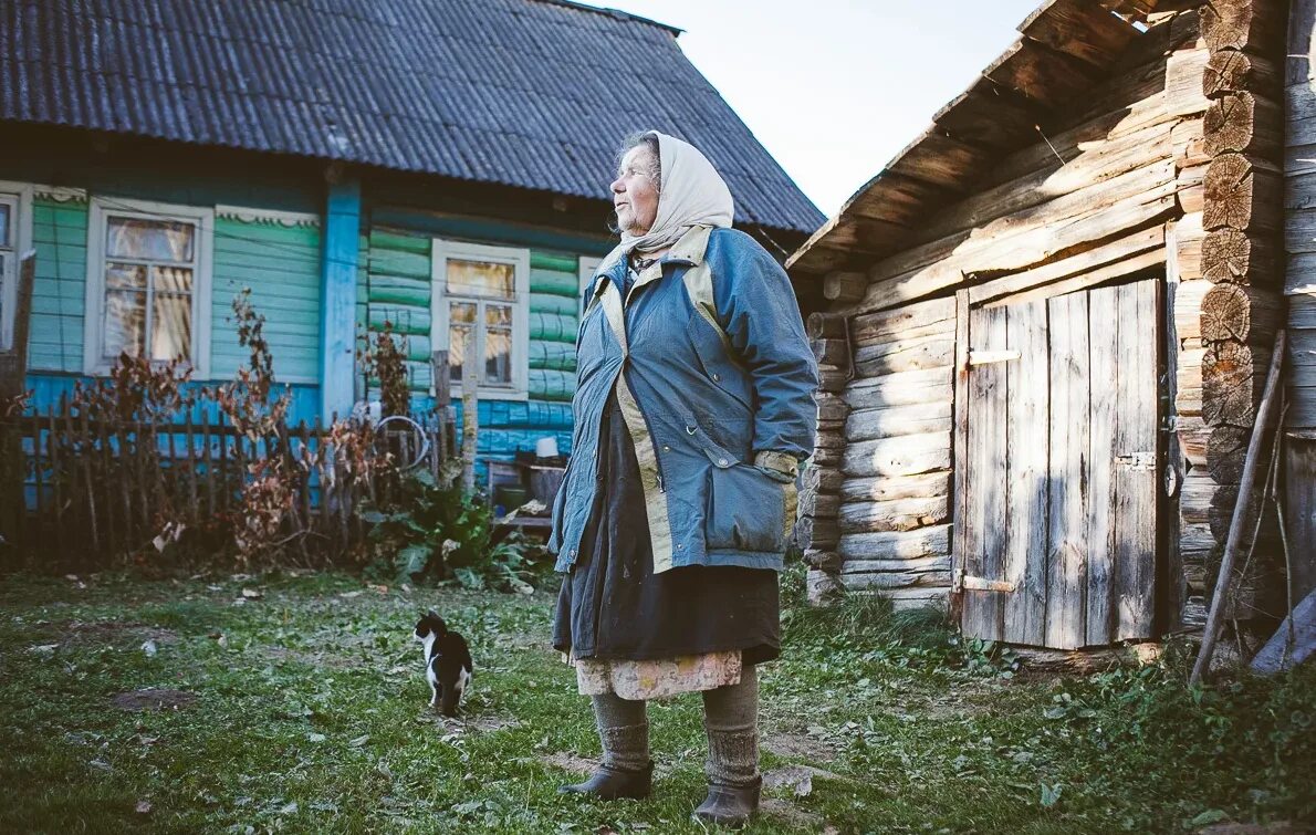 Сколько старухи живут. Деревенские жители. Деревня жителей. Люди в деревне. Бабушка из деревни.