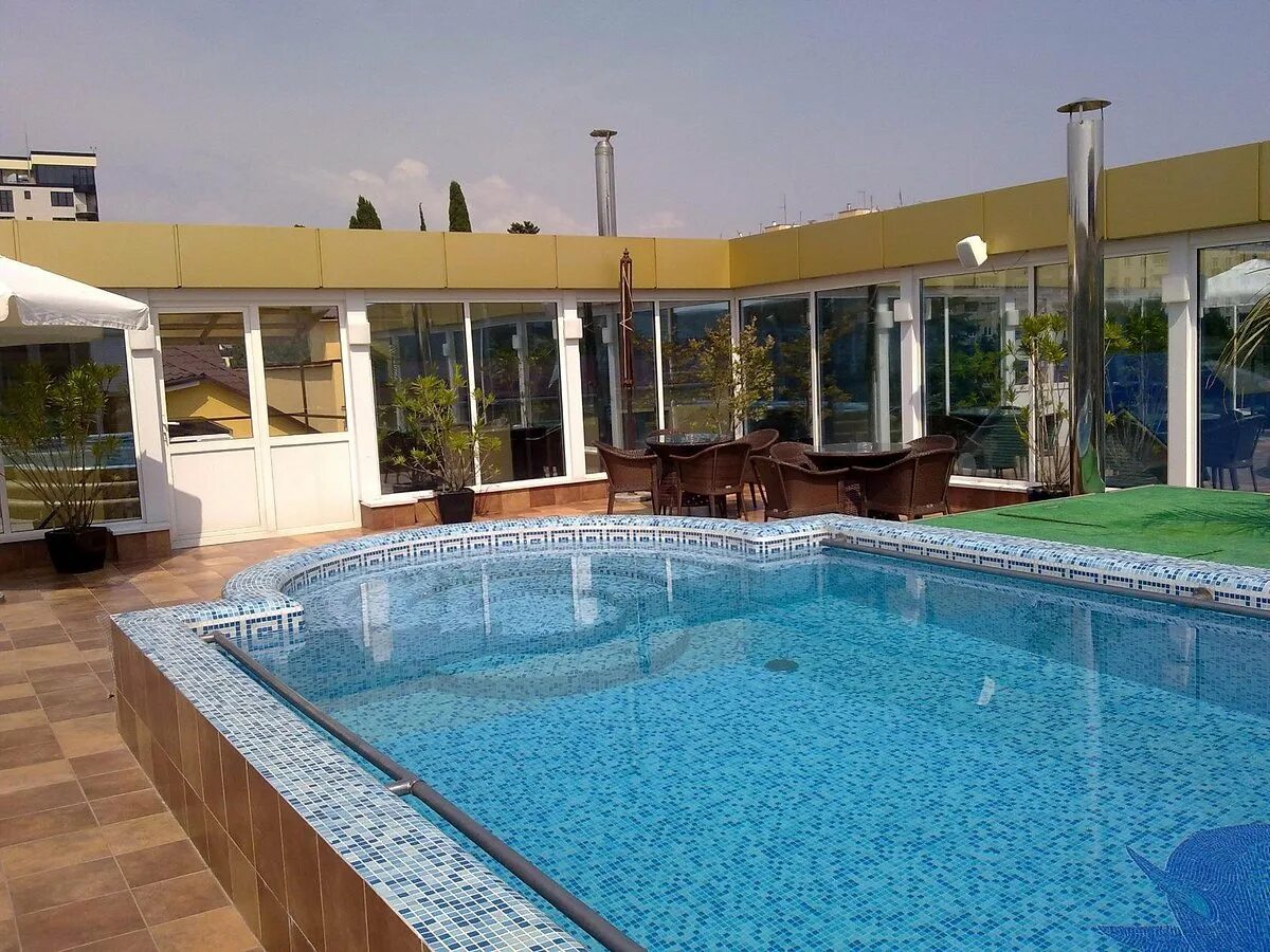 Грейс магнат отель 3*. Адлер бассейн на крыше. Адлер отели с бассейном с подогревом. Casablanca отель адлер. Отели сочи адлер с бассейном.