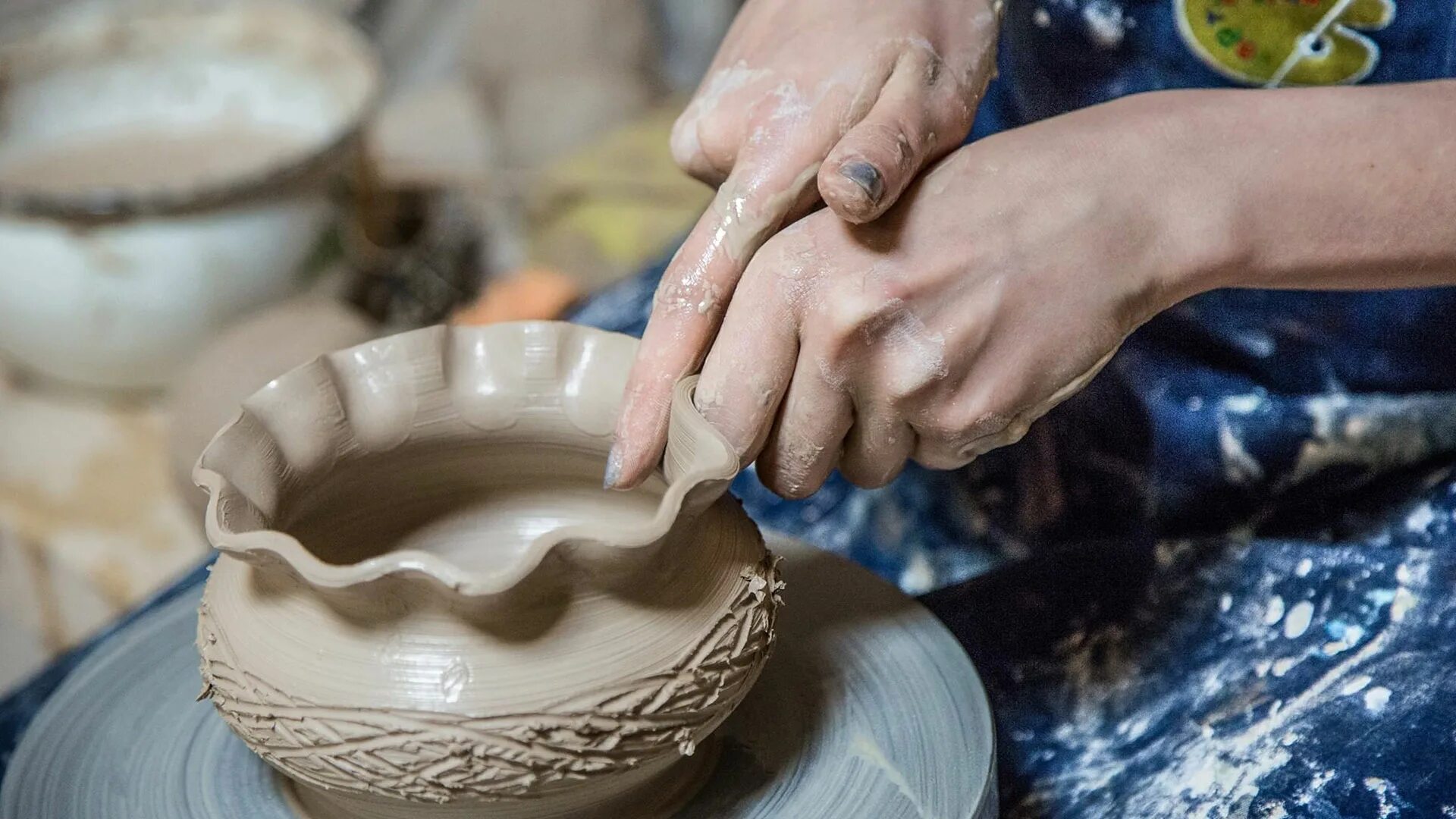 Гончарный круг и гончар. Гончарное дело. Изделия из глины. Керамика на гончарном круге. Изготовление посуды из глины.