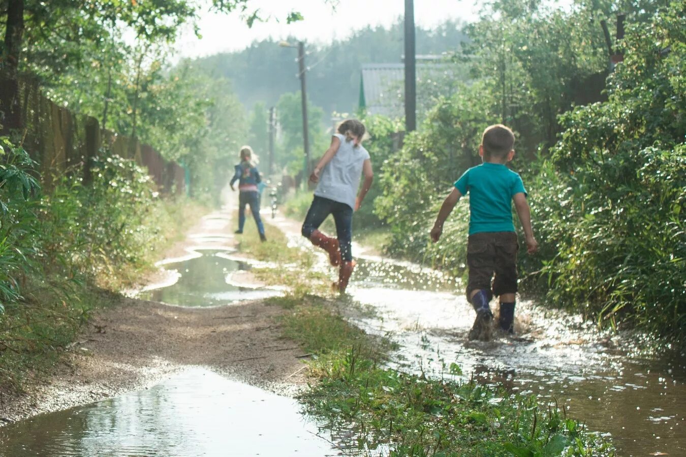 После летнего дождика. Дети бегут по лужам. Дети бегут в деревне. Летний дождик. Дети идут на речку.
