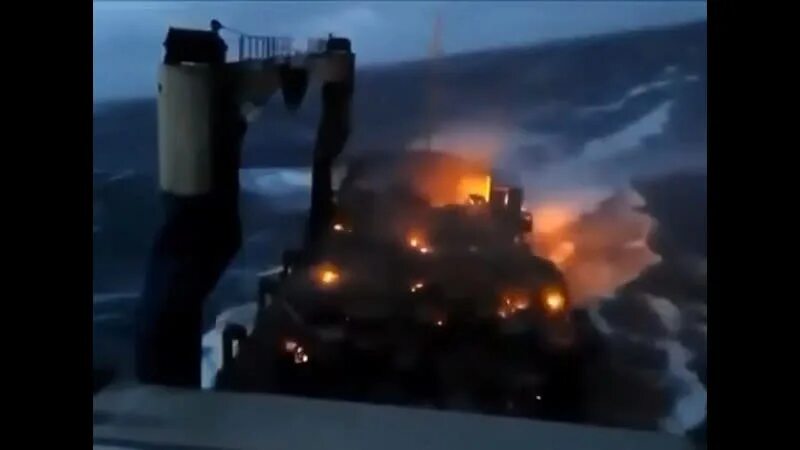 Лицо внезапно горит. Пожар на корабле. сгорел корабль с машинами. космический корабль горит.