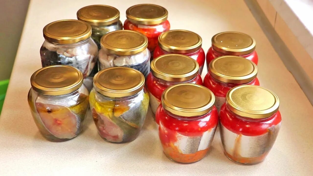 Консерва из речной рыбы в автоклаве в домашних. Рыбные консервы домашнего приготовления. Скумбрия тушенка. Рыба консервированная в масле. Скумбрия консервы в автоклаве.