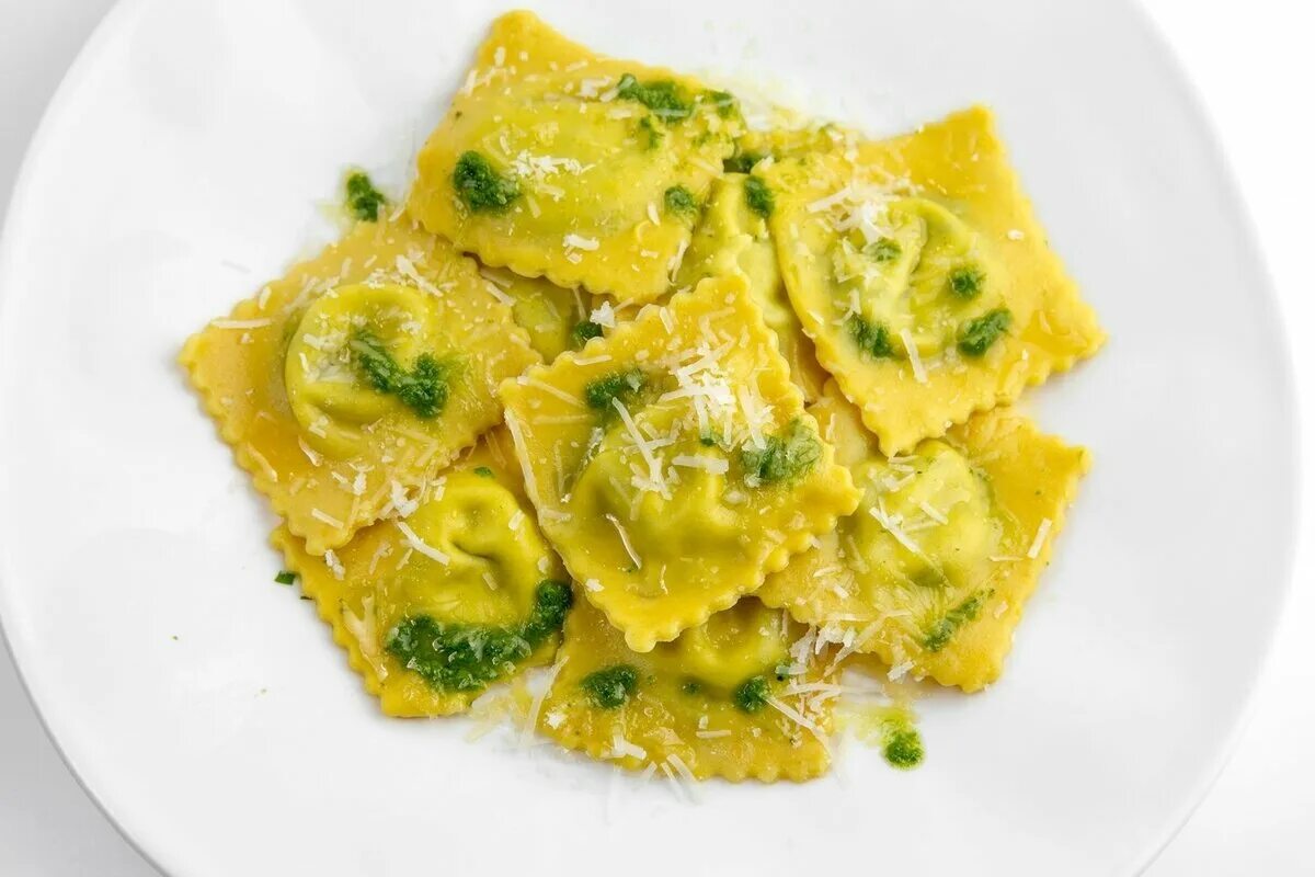 Равиоли с пармезаном. Равиоли (Ravioli). Шпинатные равиоли. Равиоли с сыром и шпинатом.