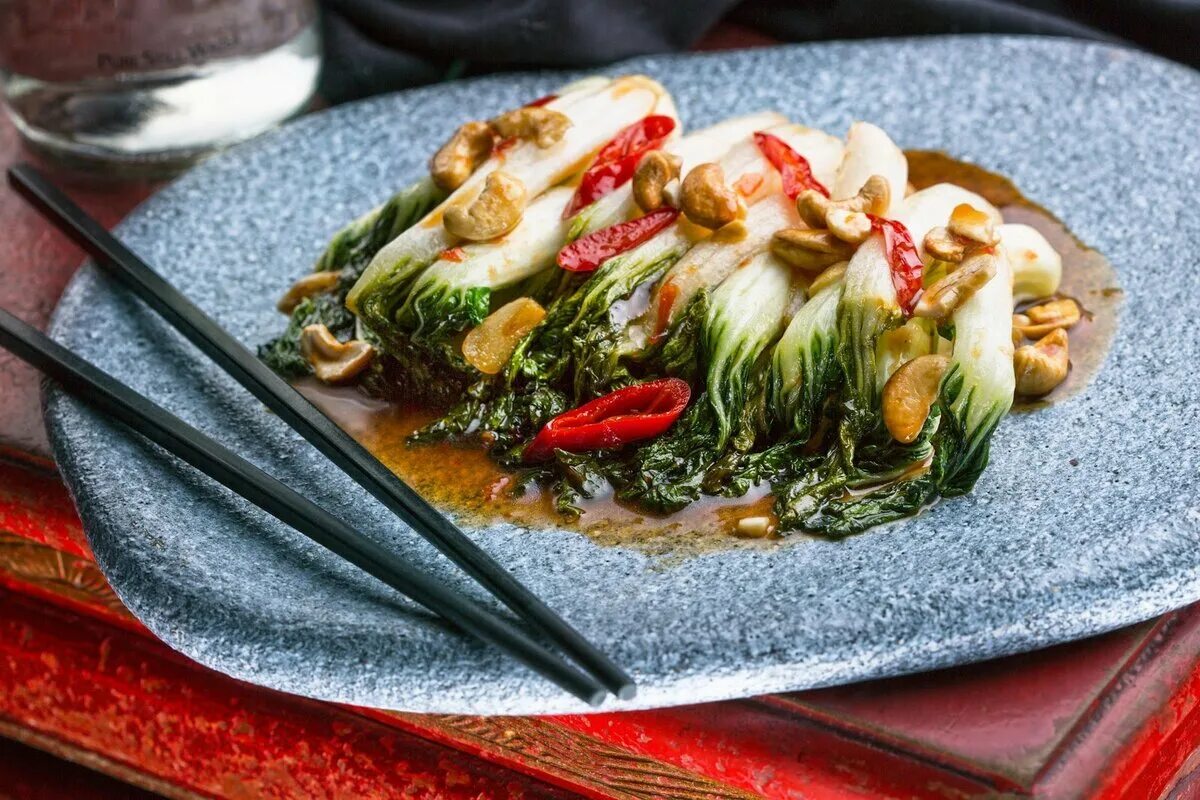 Японская итальянская кухня. Пак чой кимчи. паназиатская кухня. китайская кухня. блюда в ресторане.