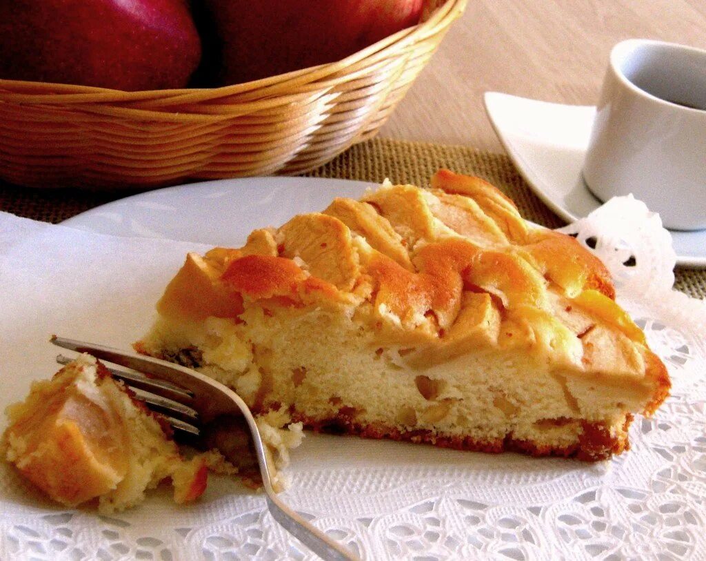 Вкуснейший пирог заливные яблоки. Заливной яблочный пирог. заливной пирог с яблоками. заливной порог с яблоками. заливной пирог сиблоками.