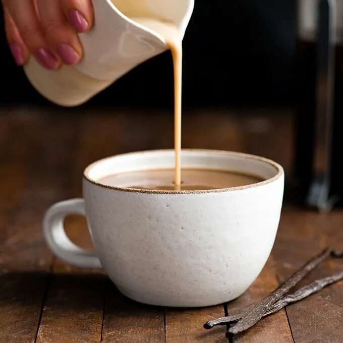 Что добавить в кофе вместо молока. Кофе с молоком. ванильный кофе. coffee creamer. кофе с молоком картинки.