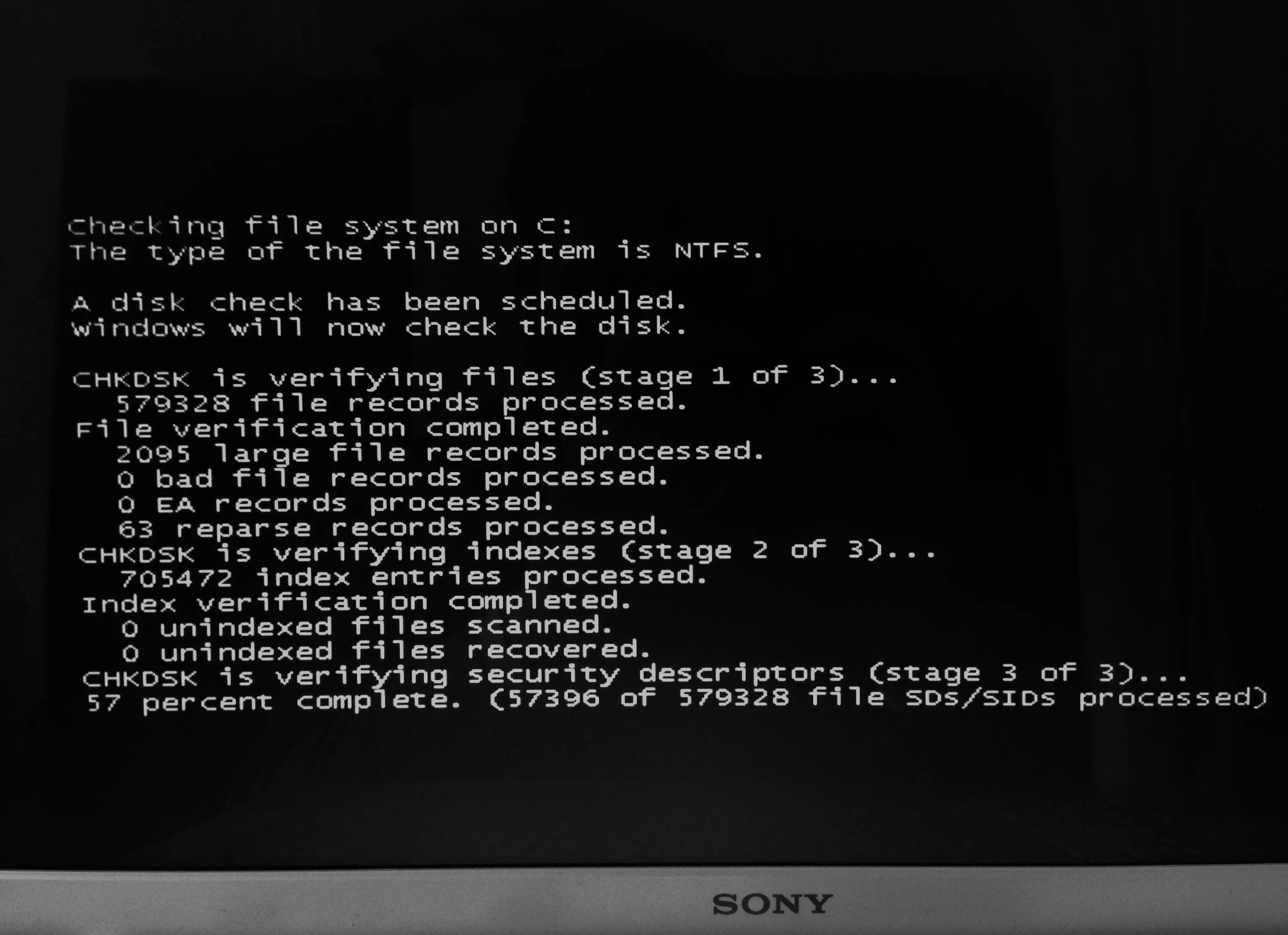 Экран с текстом. Checking Disk c при загрузке Windows. Черный экран с текстом. Черный экран загрузки винды. Зависает компьютер черный экран