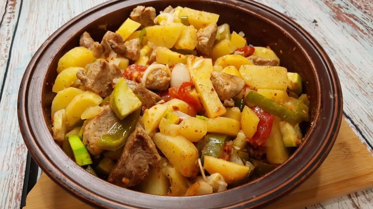 Картошка с мясом. Тушеная картошка с овощами. Картофель с мясом и овощами. Картофель тушеный с мясом и овощами.