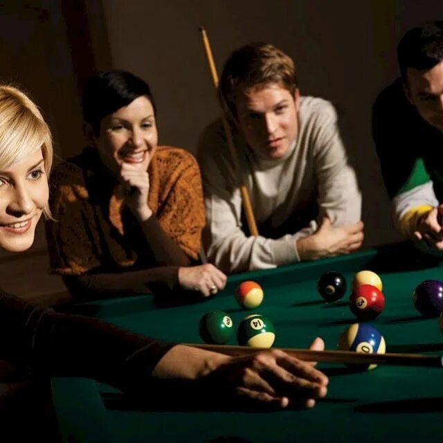 сколько человек может играть в бильярд. американский бильярд правила. коробка для бильярдного шарика. вес бильярда 12 футов. интересные факты о бильярде.