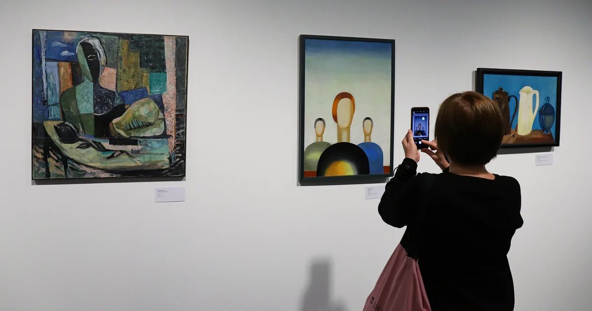 В центре картины. Анна Лепорская картины в Третьяковской галерее. Малевича Анны Лепорской «три фигуры». Три фигуры Анна Лепорская. Картина Анны Лепорской Ельцин центр.