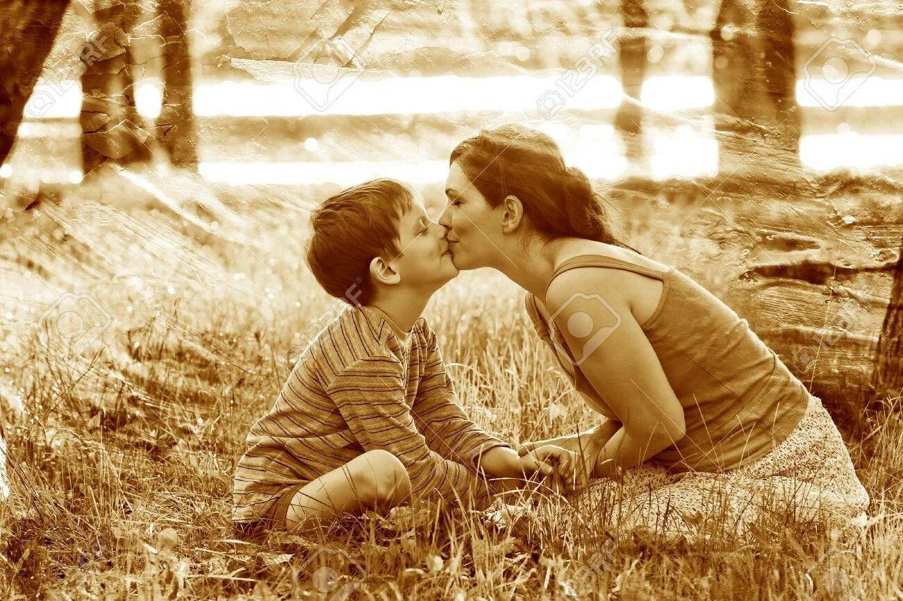 Мать и сын любовные отношения. Mom son 1080. Bullinqə son. Foot of the mountains мелинда v12. Мом son.