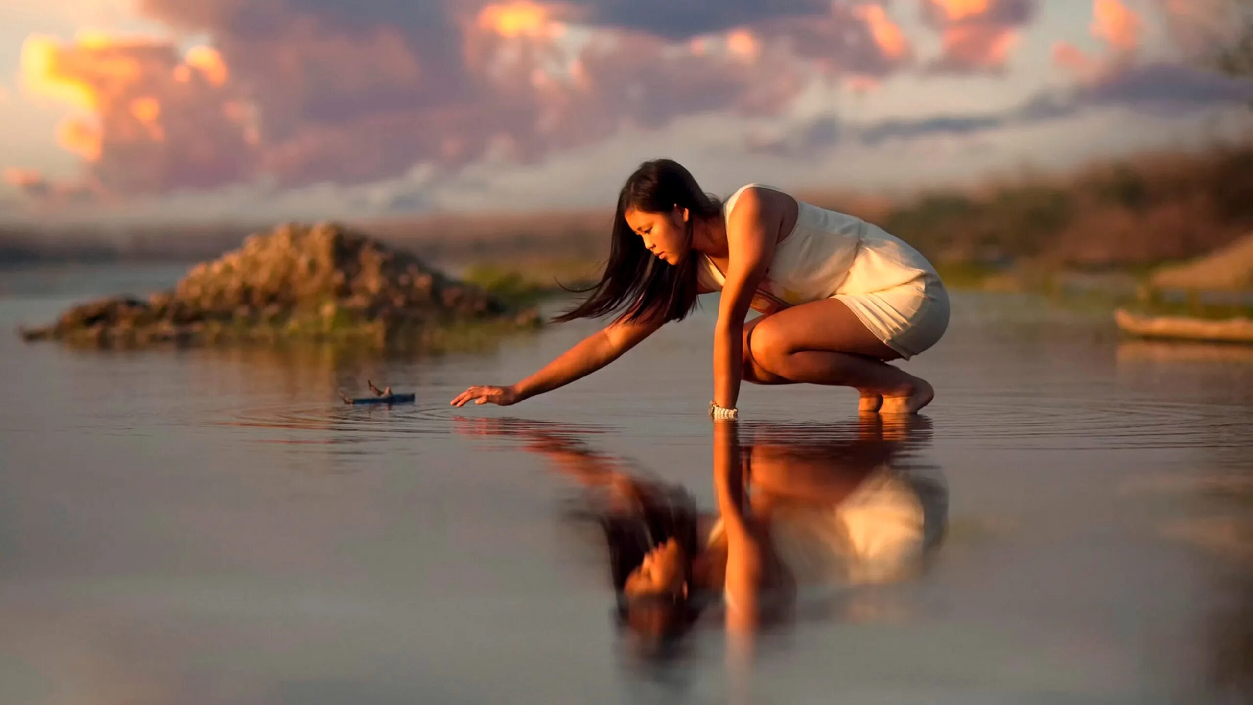 Красоту сидели люди. Девушка на берегу. Фотосессия в воде. Девушка над водой. Спокойствие и безмятежность.