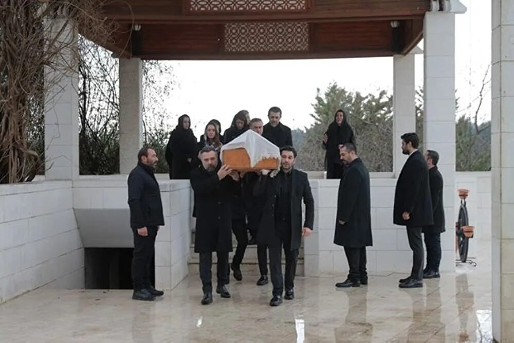 Мафия не может править миром сериал 2015–2021 актёры. Дениз чакыр и мерьем узерли сериал. Мафия правит миром турецкий. Мафия не может править миром дениз чакыр. Мафия не может править миром сериал 2015–2021.