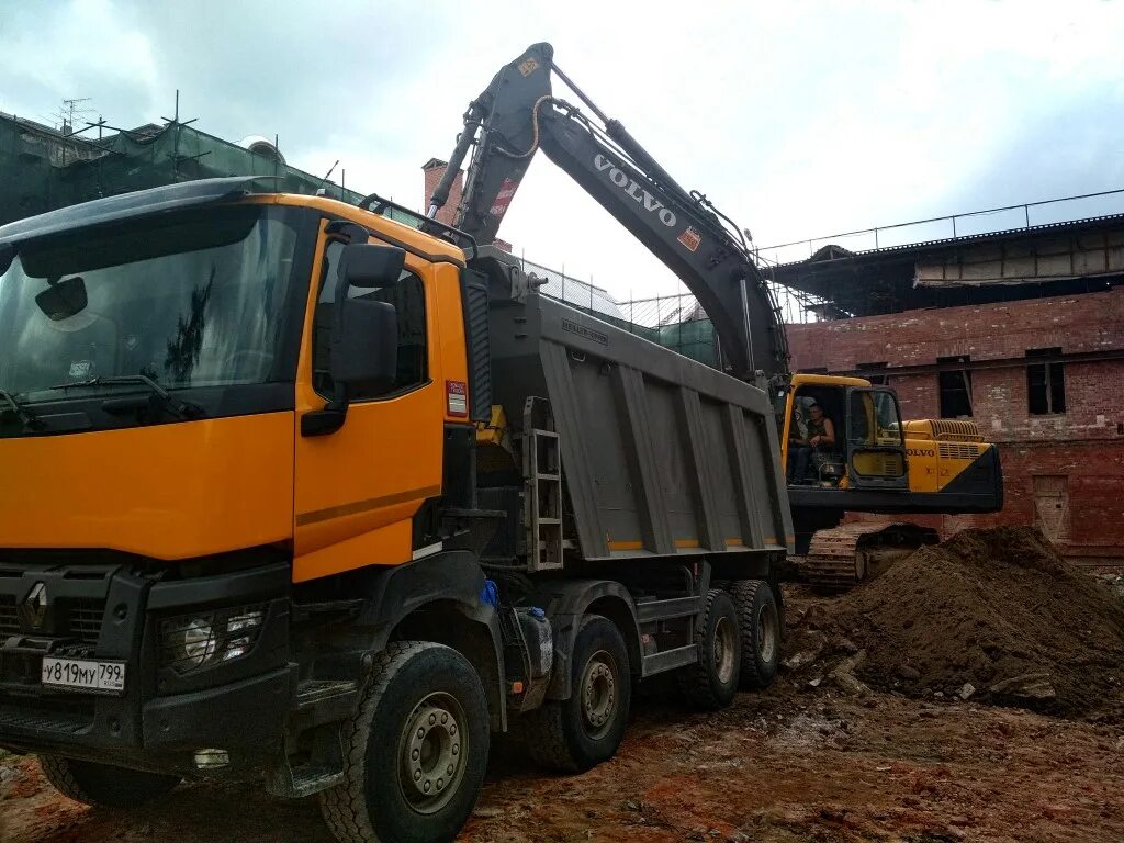 Разработка грунта в самосвал. Разработка котлована. Разработка котлована экскаватором. Разработка котлована. Плодородный грунт погрузка.