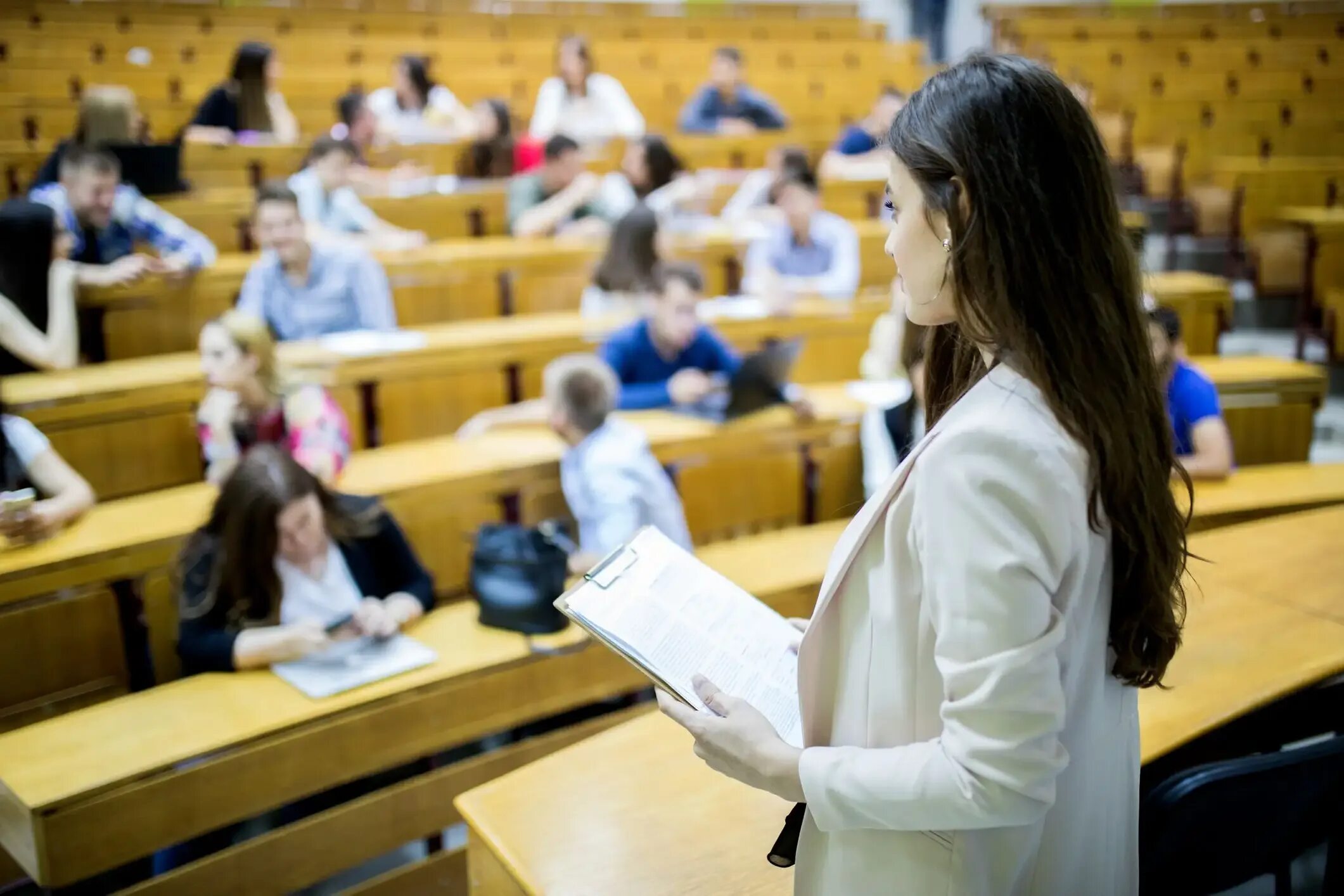 Ассистент учителя. Ассистент преподавателя. аспирантура германии. педагог и ассистент. студенты аспиранты сидят.