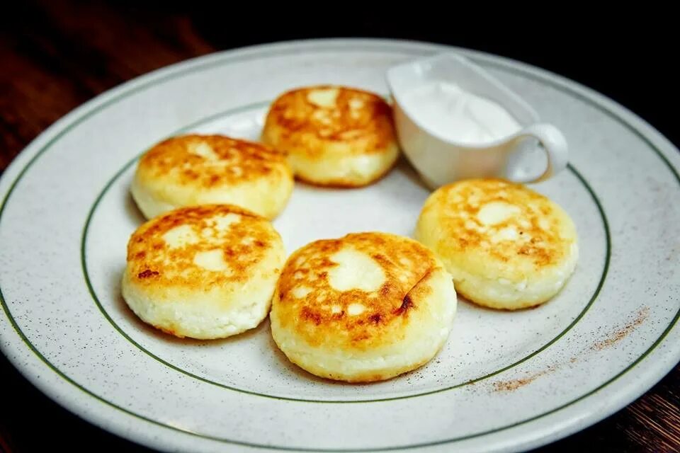 Сырники с манкой и творогом. Творожники на сковороде. Сырники с манкой. Сырники из творога на сковороде