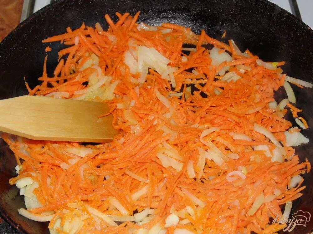 Как вкусно приготовить лук и морковку. Пассерованный репчатый лук и морковь. лук и морковь соломкой.