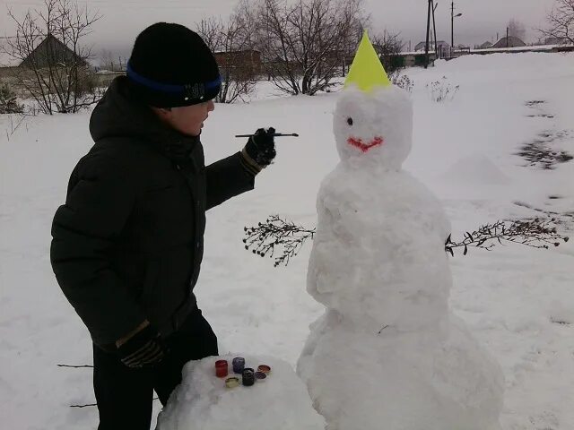 дети лепят снеговика. играть в снежки лепить снеговик. фотосессия со снеговиком. снежные забавы для детей. играть в снежки лепить снеговик.