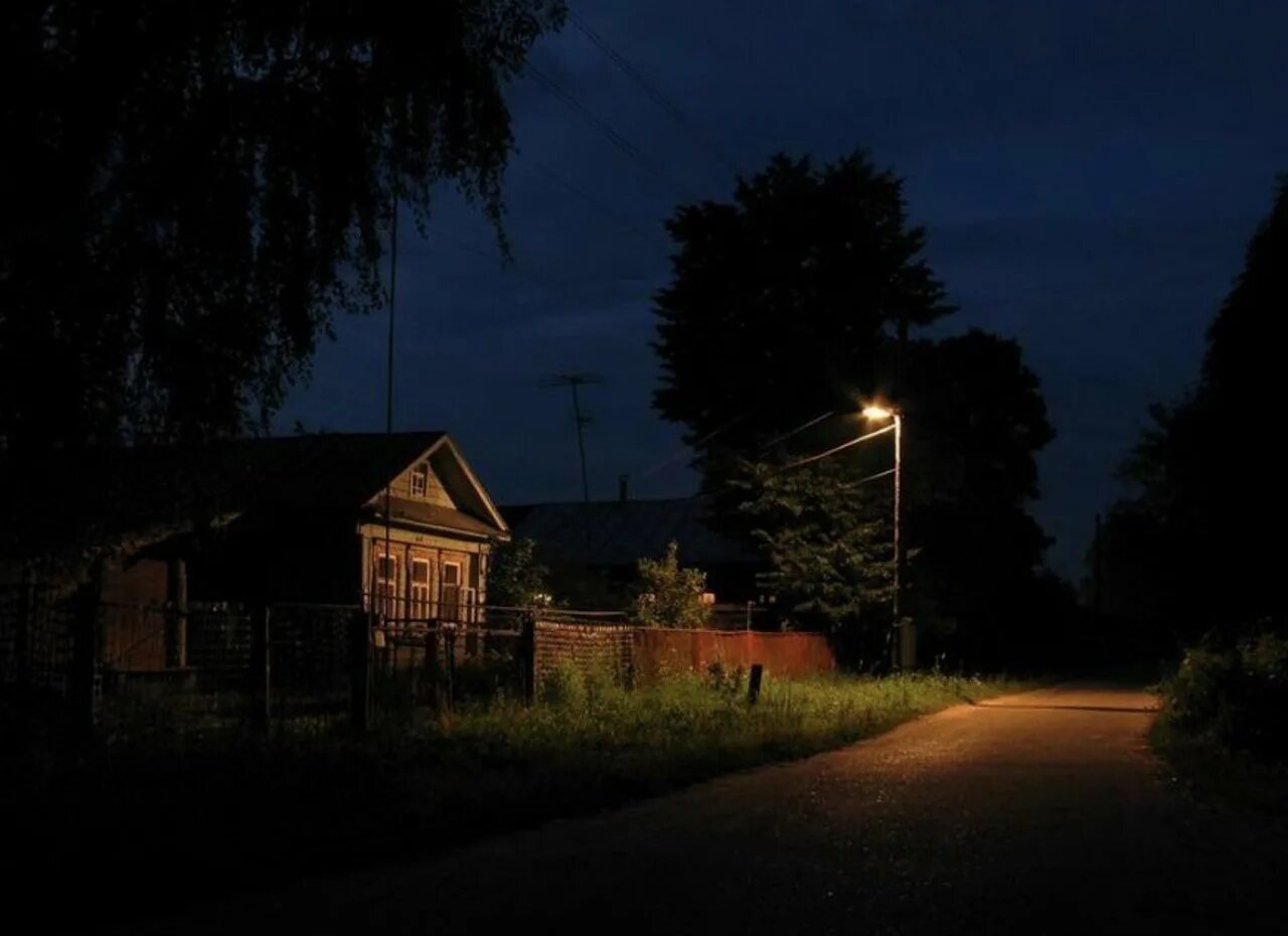 В деревне было темно. Ночь в деревне. Ночная деревня. Дом в деревне ночью. Дерево ночью.