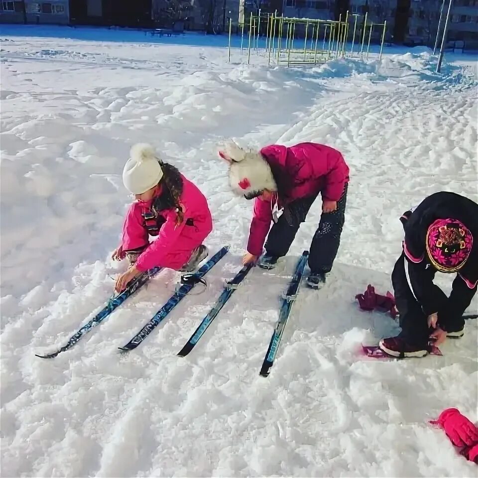 Лыжи ребенку в школу. Лыжи в школе. Урок физкультуры на лыжах. Катание на лыжах в школе. Дети катаются на лыжах занятия.