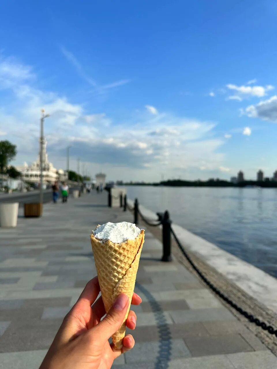 Как можно есть мороженое. Ест мороженое. всегда есть мороженое одному. в казани есть мороженое. мороженое для детей.