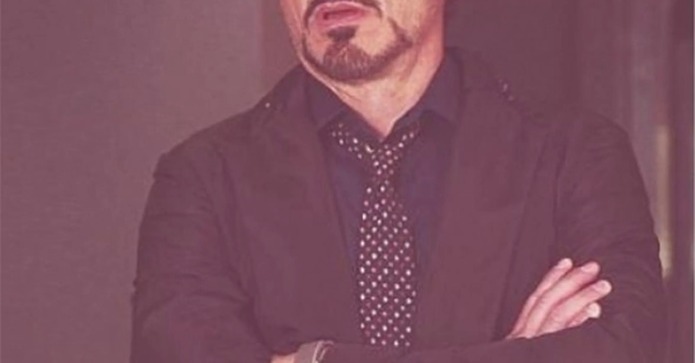 Роберт дауни закатил глаза. Роберт дауни младший закатанные глаза. Парень закатил глаза. Роберт дауни младший закатывает глаза. Парень закатывает глаза.