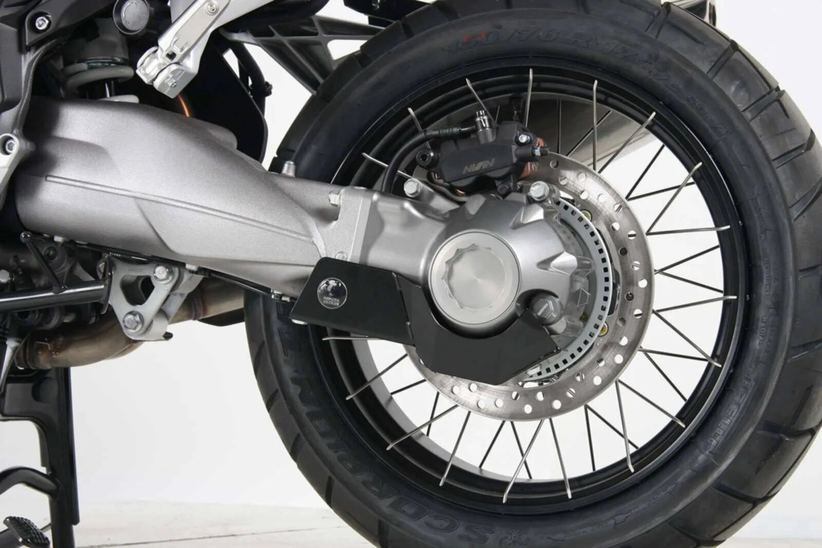 Мотоциклы с карданом. Мотоцикл bmw r9t. Мотоцикл бмв с карданным приводом. Кавасаки спорт турист 1300. Кардан triumph.