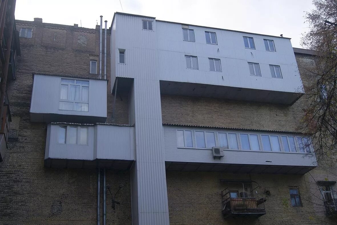 Пристроенный балкон. Пристрой балкона. Самострой в дагестане. Самострой в дагестане. Пристройка к квартире.