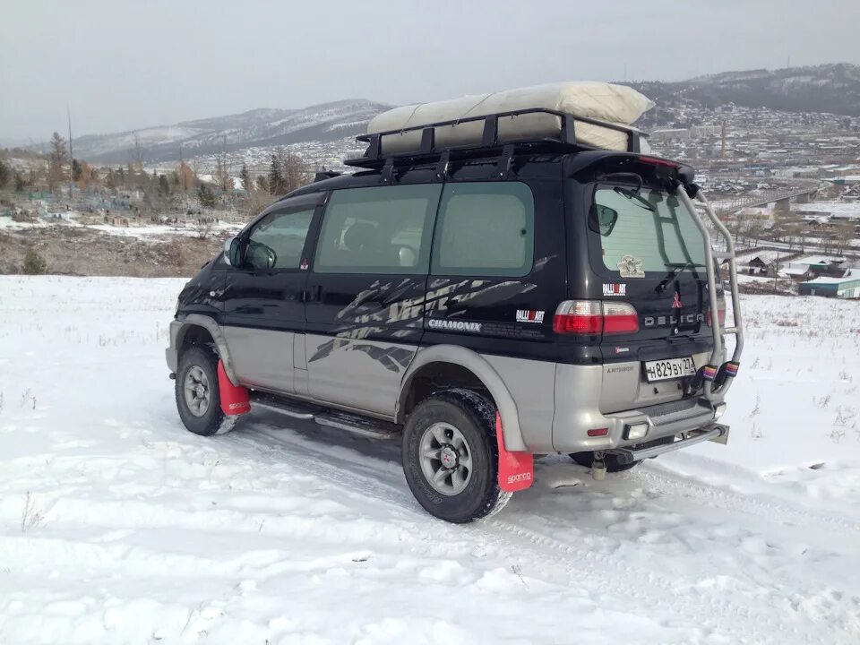 Купить митсубиси делику владивосток. Mitsubishi Delica 4x4. MMC Delica багажник. Автобокс на Митсубиси Делика. Автобокс на крышу Делика д5.