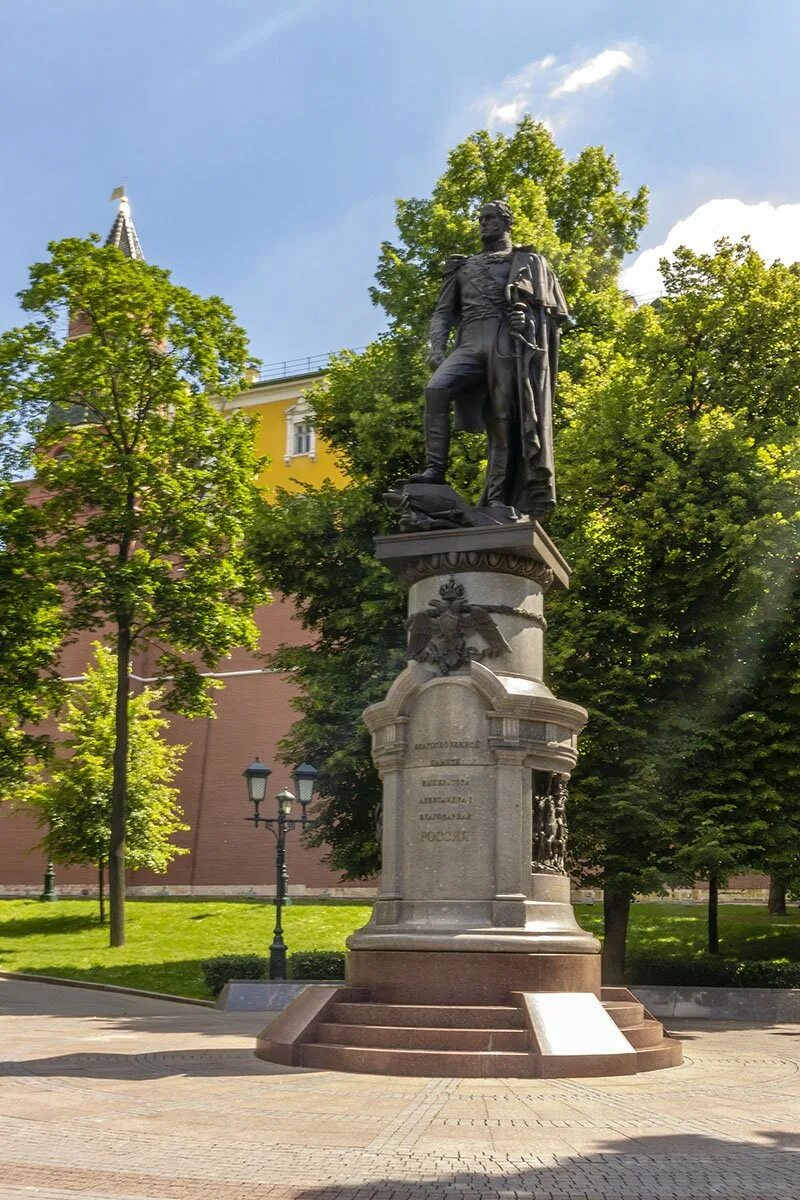 Памятник александру первому. Александровский сад памятник Александру Москва. Памятник Александру 1 в Москве в Александровском саду. Памятник Александру 1 Щербаков. Памятник Александру 1 Александров.