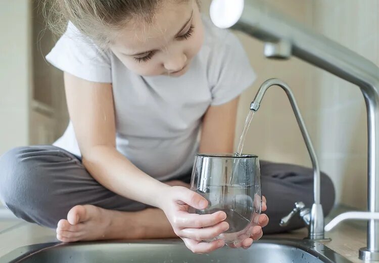 The girl is filled with water. The girl is filled with water. The girl is filled with water. Набирает воду. The girl is filled with water.