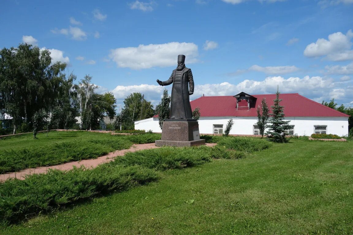 Памятник князю Воротынскому в Воротынце Нижегородской области. Князь Воротынский Воротынец. Воротынск памятник князю Воротынскому. Воротынец вк