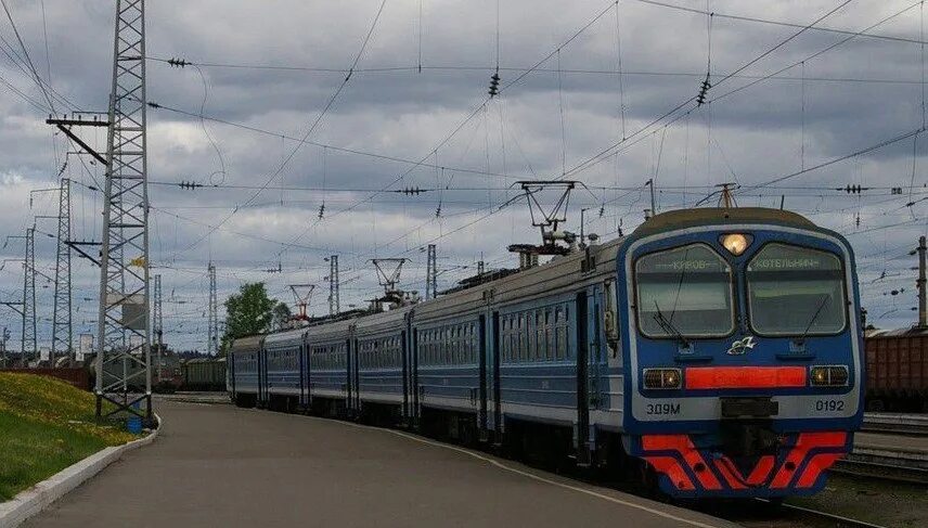 Поезд киров. Чс4т нижний новгород. Электричка киров котельнич. Стригино ржд. Электричка.