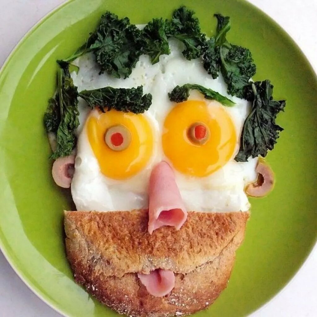 Оригинальная яичница для ребенка. Смешной завтрак. Завтрак для детей яичница. Креативные блюда из яиц. Смешные варианты