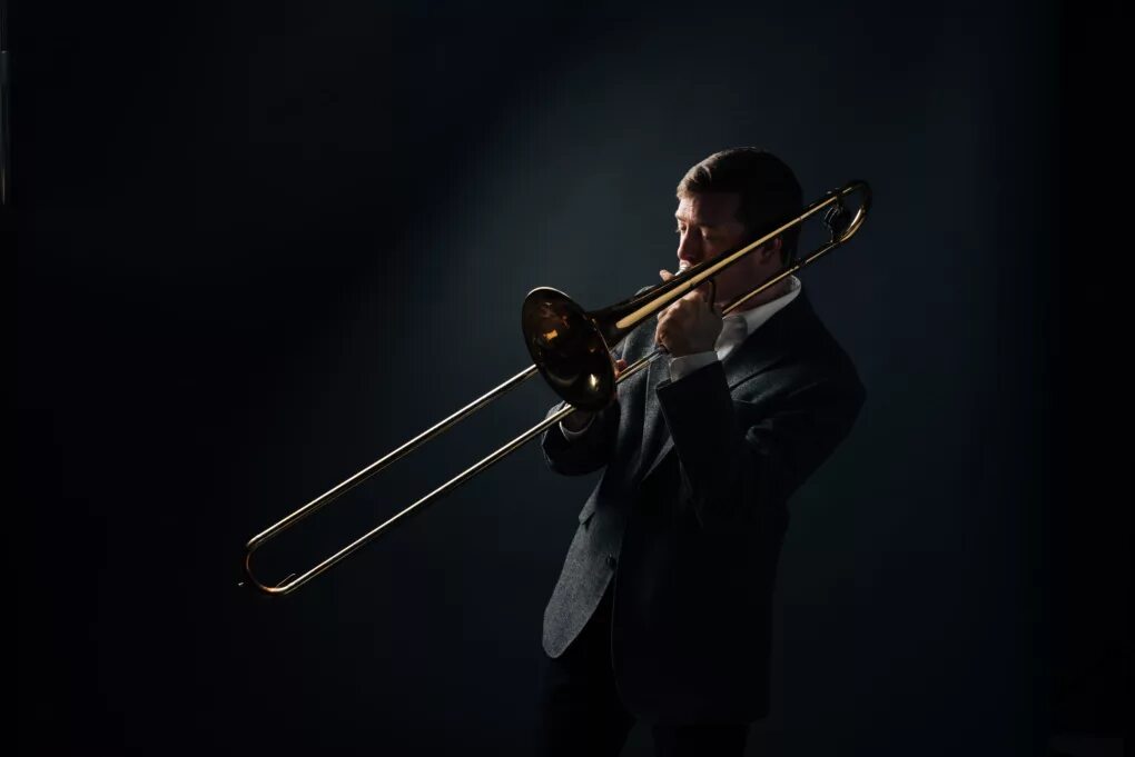 Тромбон в симфоническом оркестре. Саксофон conductor тенор. Духовой инструмент птичка. Трубач тромбон. Грустный тромбон фото.