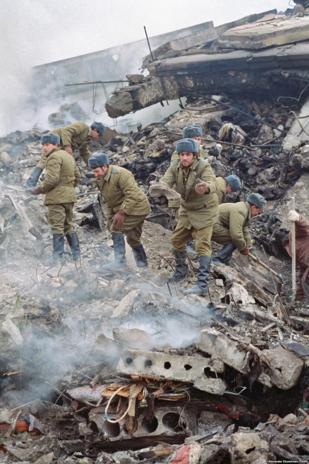 Землетрясение в гюмри. Армения спитак землетрясение 1988 город. землетрясение в армении 1988 года спитак. 7.12.1988 землетрясение в армении. город спитак армения землетрясение.