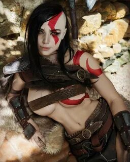 Почему бы и нет: женская версия Кратоса из God of War.