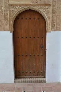 Maison alhambra dark door