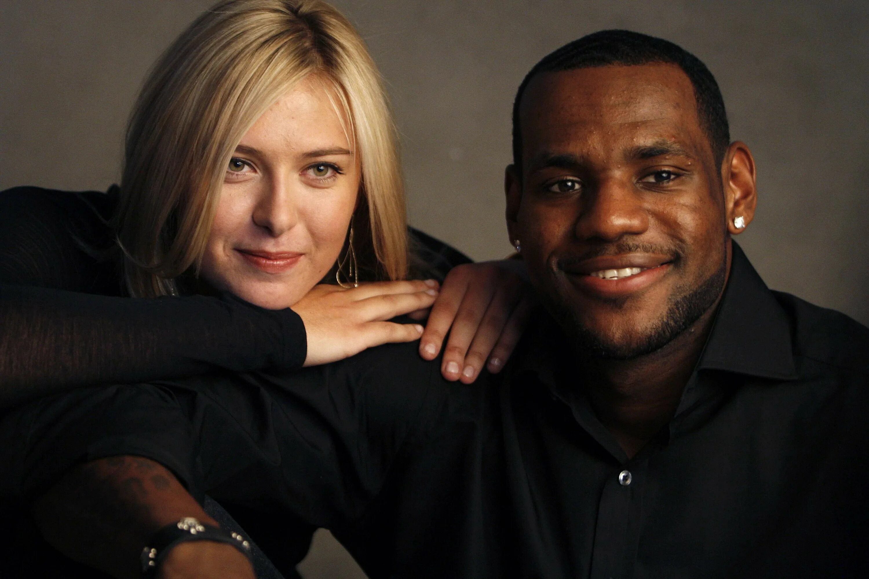 Черный и белый человек. Межрасовые браки. Русская и негр демотиватор. Пары с темнокожим мужчиной. Смешные демотиваторы про негров.