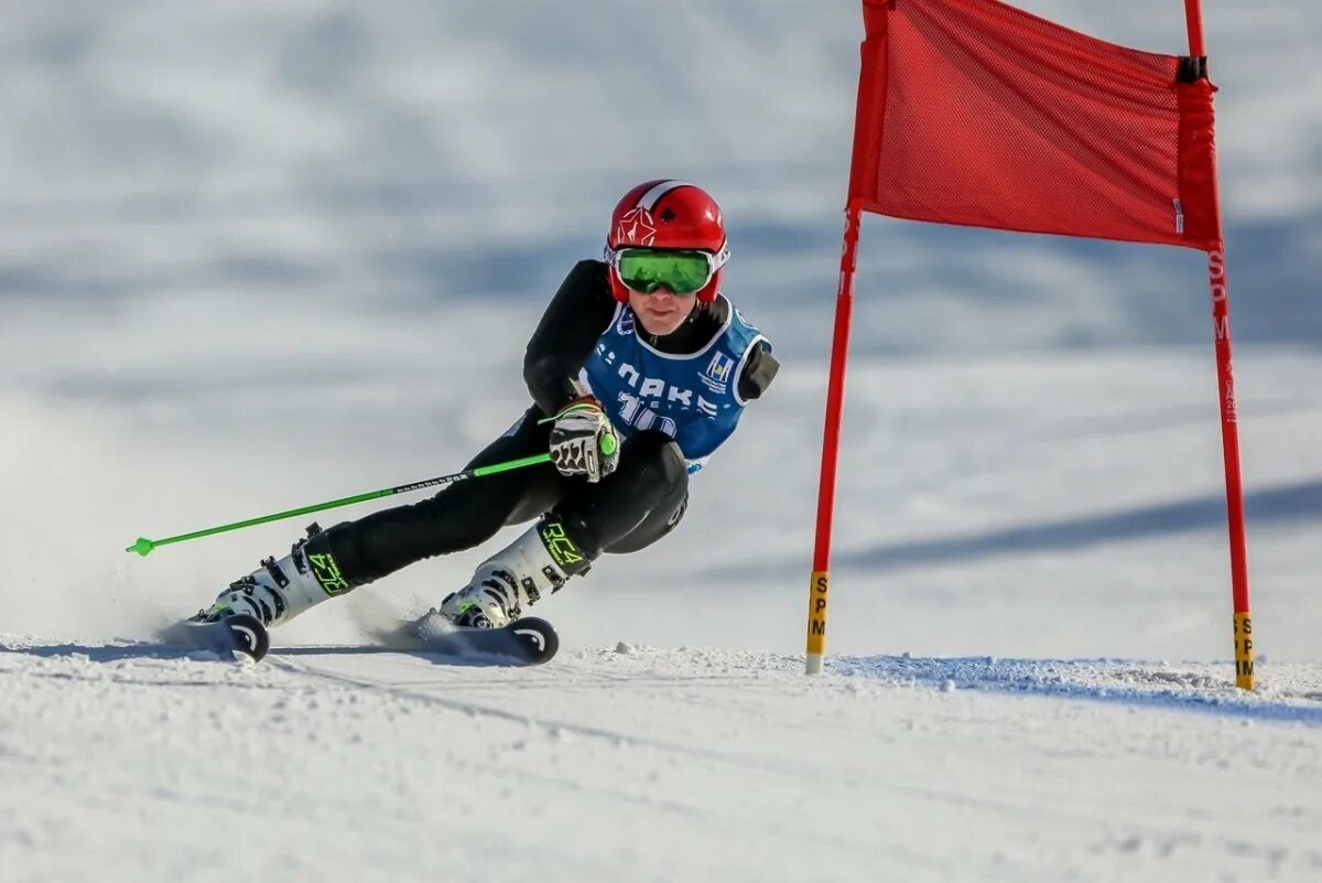 Слалом гигант горные лыжи. Слалом супергигант. Giant slalom лыжный спорт. Горнолыжный спорт гигантский слалом. Лыжи гигант.