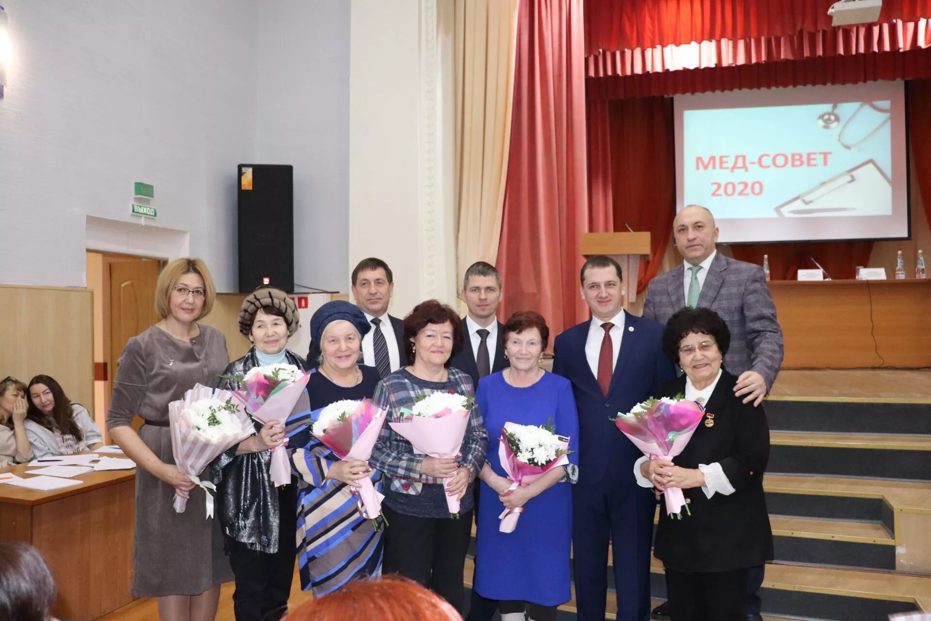 Сотрудники црб азнакаево. Азнакаево ул султангалиева. Сотрудники црб азнакаево. Главврач азнакаевской црб. Сотрудники црб азнакаево.