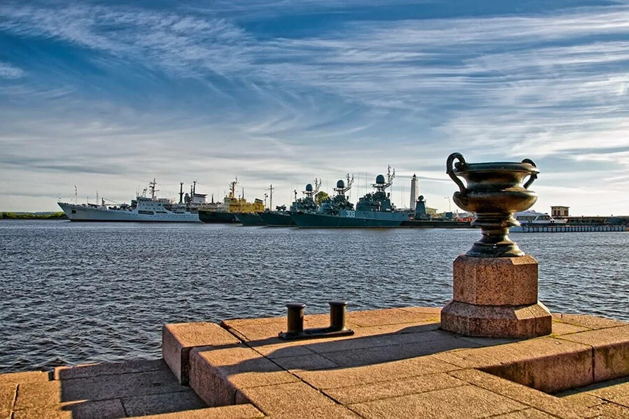 Петербург морские набережные петербурга. Петровская набережная кронштадт. Река нева в санкт-петербурге. Финский залив васильевский остров. Санкт-петербург финский залив нева.