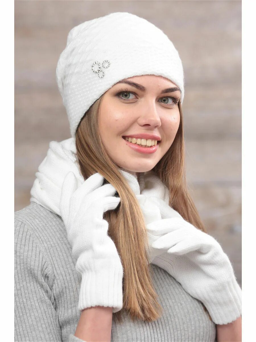 В белой шапочке. Шапка s400 fomas. Шапка белая женская. Белая шапка с помпоном. Белый шапку красивая.
