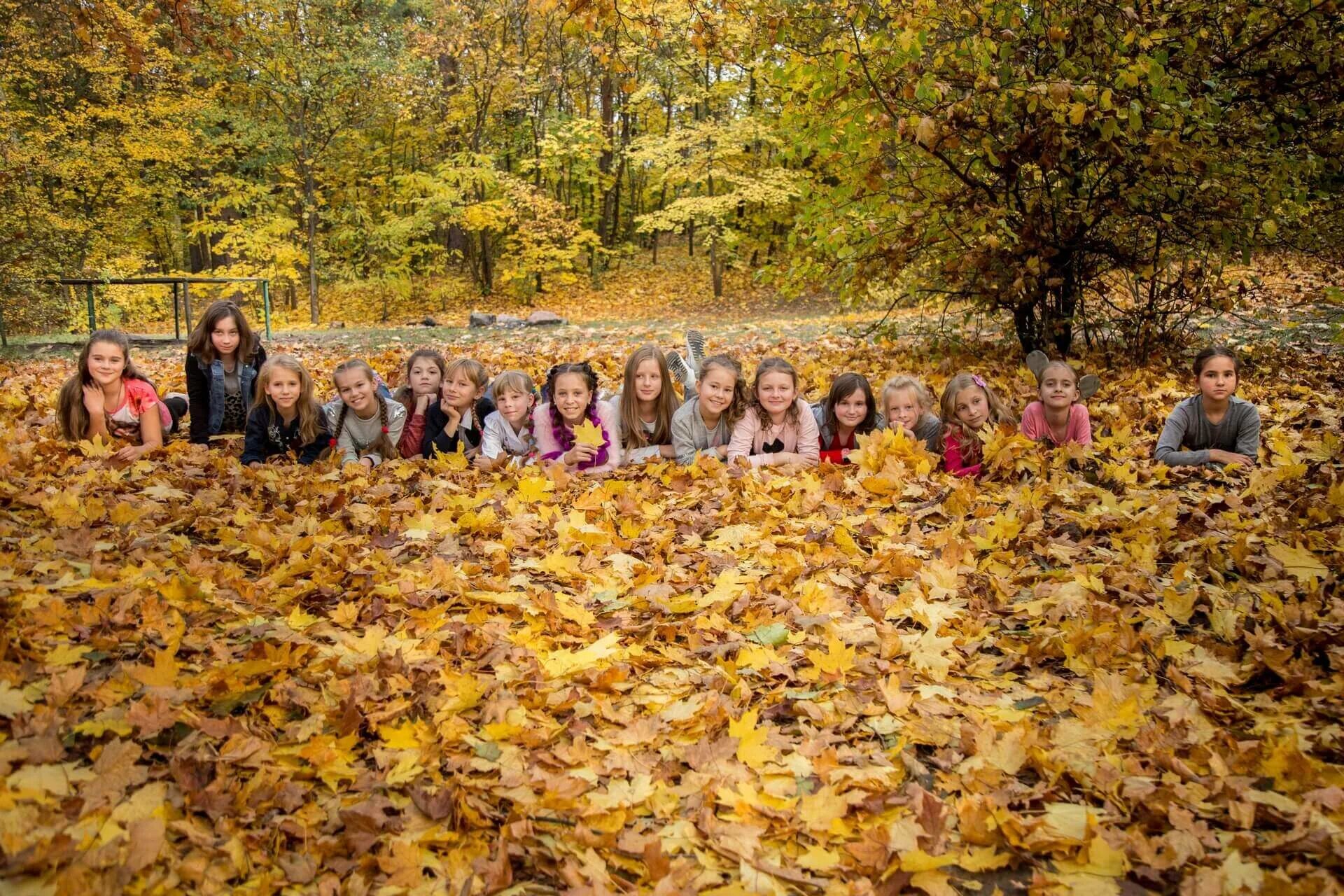 Детская фотосессия на природе осенью. Ученики в осенью. Осенние фото школьные. Осенние школьные каникулы. Школьная осенняя фотосессия на природе.