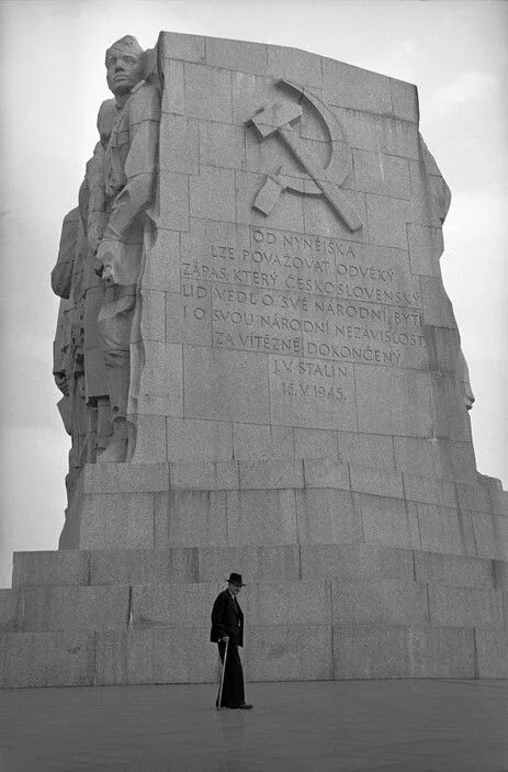 Памятник сталину в праге. Памятник сталину в праге 1955. монументальный комплекс с памятником сталину в праге. статуя сталина в праге.
