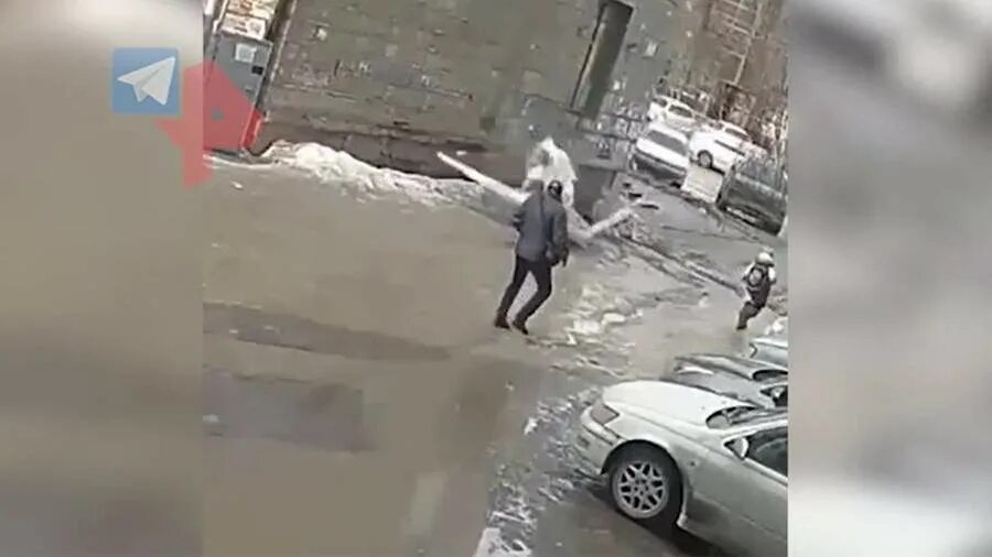 глыба льда обрушилась на проходящую женщину. ледяная глыба упала с крыши. глыба льда обрушилась на проходящую женщину. глыба льда упала. глыба льда обрушилась на проходящую женщину.