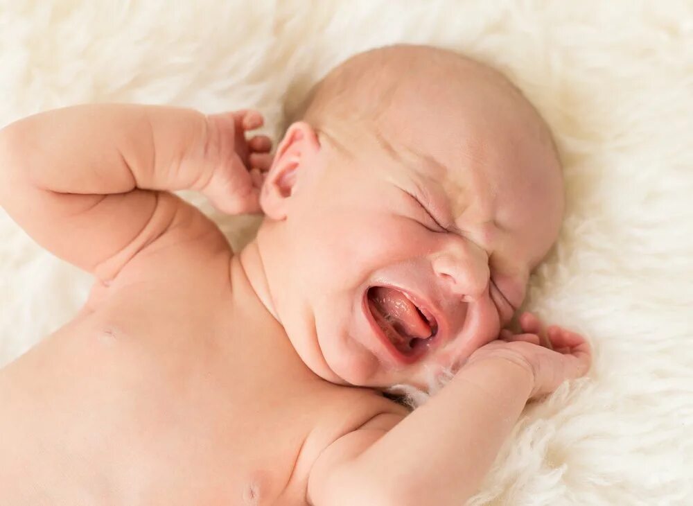 Капризный младенец. Новорожденный ребенок. Плачущий младенец. Судороги у новорожденных детей.